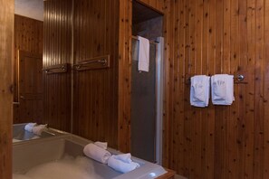 Apartemen Basic, 1 Tempat Tidur King | Kamar mandi | Bathtub