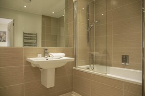 Basic-Apartment, Mehrere Betten | Badezimmer | Haartrockner, Handtücher, Seife, Shampoo