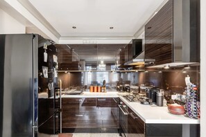 Basic Apartment, 1 Queen Bed | Private kitchen | Fridge, microwave, oven, stovetop - Watling Street Residence 2 (London)