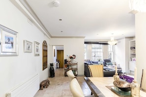 Apartamento básico, 1 cama Queen | Área de estar | TV