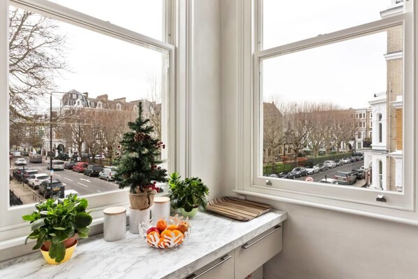 Basic Apartment, 1 Queen Bed | Dining