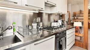 Basic Apartment, 1 Queen Bed | Private kitchen - Watling Street Residence 3 (London)