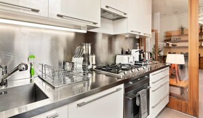 Leilighet – basic, 1 queensize-seng | Eget kjøkken | Kjøleskap, mikrobølgeovn, ovn og kokeplater