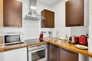 Basic Apartment, 1 Queen Bed | Private kitchen | Fridge, microwave, oven, stovetop