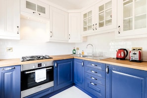 Basic Apartment, 1 Queen Bed | Private kitchen | Fridge, microwave, oven, stovetop - Watling Street Residence 4 (London)