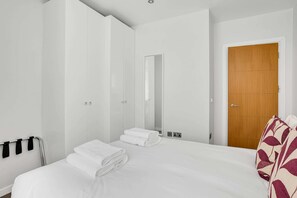 Leilighet – basic, 1 queensize-seng | 1 soverom, skrivebord for bærbar PC, strykejern/-brett og sengetøy