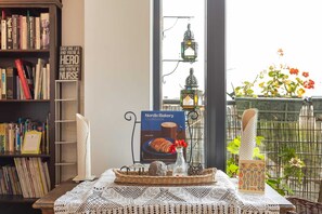 Basic Apartment, 1 Queen Bed | Interior