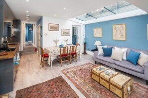 Basic Apartment, 1 Queen Bed | Living area | TV - Watling Street Residence 6 (London)