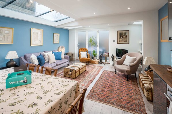 Basic Apartment, 1 Queen Bed | Living area - Watling Street Residence 6 (London)