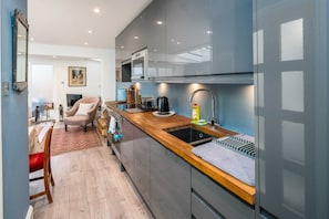 Basic-lejlighed - 1 queensize-seng | Privat køkken | Køleskab, mikrobølgeovn, ovn, kogeplade