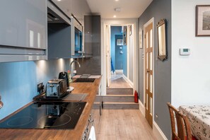 Basic Apartment, 1 Queen Bed | Private kitchen - Watling Street Residence 6 (London)