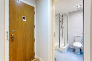 Leilighet – basic, 1 queensize-seng | Bad | Dusj, håndklær, såpe og sjampo