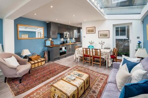 Leilighet – basic, 1 queensize-seng | Oppholdsområde | TV