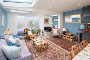 Basic Apartment, 1 Queen Bed | Living area - Watling Street Residence 6 (London)