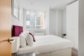 Leilighet – basic, 1 queensize-seng | 1 soverom, skrivebord, skrivebord for bærbar PC og strykejern/-brett