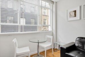 Apartamento básico, 1 cama Queen | Parte interna