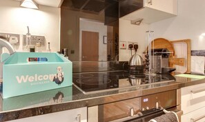 Basic Apartment, 1 Queen Bed | Private kitchen | Fridge, microwave, oven, stovetop - Watling Street Residence 8 (London)