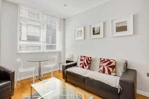 Basic Apartment, 1 Queen Bed | Interior - Watling Street Residence 8 (London)