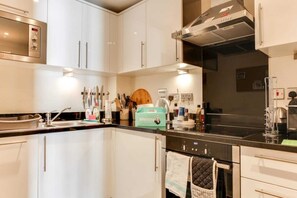 Basic Apartment, 1 Queen Bed | Private kitchen | Fridge, microwave, oven, stovetop - Watling Street Residence 8 (London)