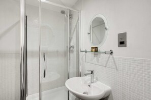 Basic Apartment, 1 Queen Bed | Bathroom | Shower, towels, soap, shampoo - Watling Street Residence 8 (London)