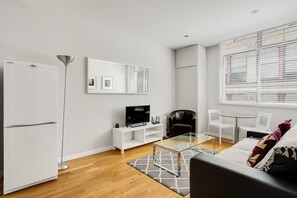 Basic Apartment, 1 Queen Bed | Interior