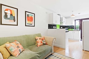 Apartamento básico, 1 cama Queen | Área de estar | TV