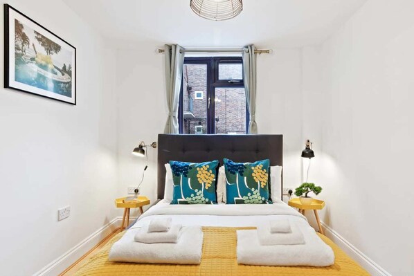 Basic Apartment, 1 Queen Bed | 1 bedroom, laptop workspace, iron/ironing board, WiFi - Watling Street Residence 9 (London)