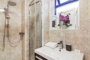 Bathroom - Watling Street Residence 9 (London)