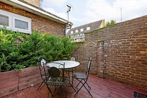 Basic Apartment, 1 Queen Bed | Outdoor dining