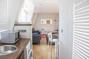 Basic Apartment, 1 Queen Bed | Private kitchen