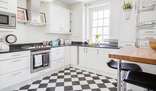 Basic Apartment, 1 Queen Bed | Private kitchen