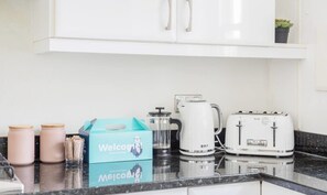 Apartamento básico, 1 cama Queen | Cozinha privada | Geladeira, micro-ondas, fogão, cooktop