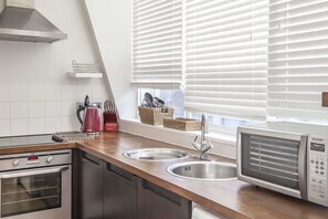 Leilighet – basic, 1 queensize-seng | Eget kjøkken | Kjøleskap, mikrobølgeovn, ovn og kokeplater