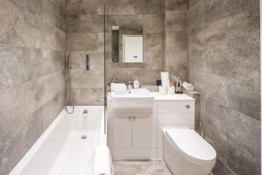 Basic-lejlighed - 1 queensize-seng | Badeværelse | Bruser, håndklæder, Sæbe, Shampoo