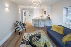 Leilighet – basic, 1 queensize-seng | Oppholdsområde | TV