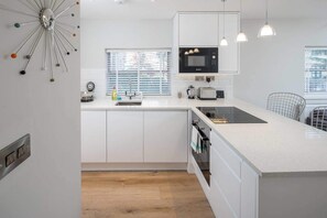 Departamento básico, 1 cama Queen size | Cocina privada | Refrigerador, microondas, horno y parrilla de estufa 