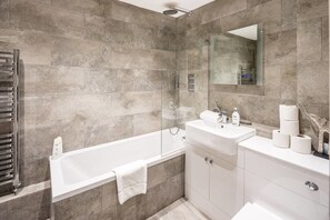 Basic-Apartment, 1 Queen-Bett | Badezimmer | Dusche, Handtücher, Seife, Shampoo