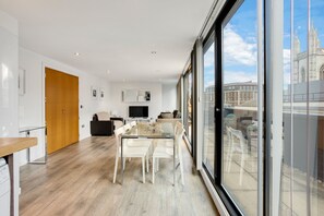 Apartamento básico, várias camas | Parte interna