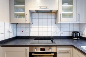 Apartment | Private kitchen - Bright Tower Bridge Nest (London)