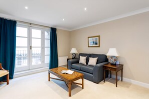Living room - Bright Tower Bridge Nest (London)