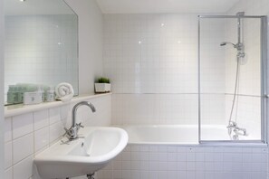 Apartamento básico, 1 cama de casal | Banheiro | Banheira, produtos de toalete biodegradáveis, toalhas de banho, sabonete