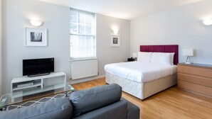 Basic Apartment, 1 Double Bed | 1 bedroom, desk, laptop workspace, iron/ironing board - Groveland Court Apartment 4 (London)