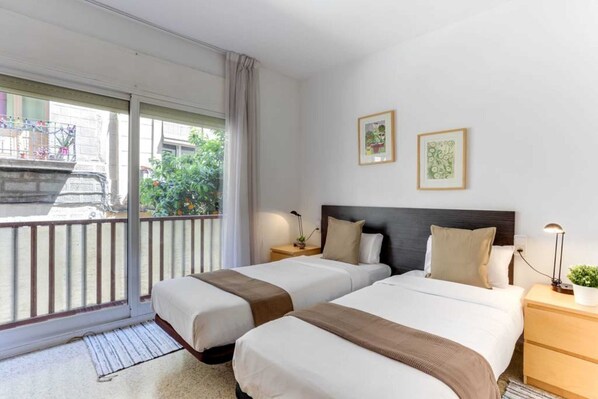 Departamento básico, 1 cama matrimonial | 1 habitación, escritorio y espacio para trabajar con laptop