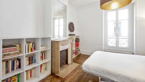 Basic Apartment, 1 Double Bed | 1 bedroom, desk, iron/ironing board, bed sheets - Groveland Court Apartment 3 (London)