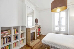 Leilighet – basic, 1 dobbeltseng | 1 soverom, skrivebord, strykejern/-brett og sengetøy