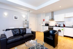 基础公寓, 1 张双人床 | 客厅 | 电视