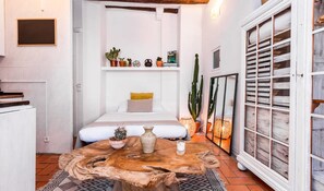 Leilighet – basic, 1 dobbeltseng | 1 soverom, skrivebord, skrivebord for bærbar PC og strykejern/-brett