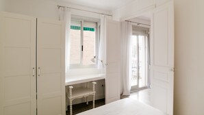 Basic Apartment, 1 Double Bed - Groveland Court Apartment 5 (London)