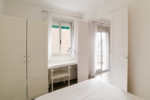 Leilighet – basic, 1 dobbeltseng | 1 soverom, skrivebord, skrivebord for bærbar PC og strykejern/-brett