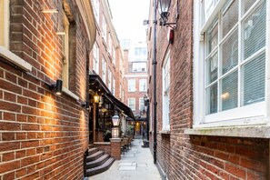 Exterior - Groveland Court Apartment 5 (London)